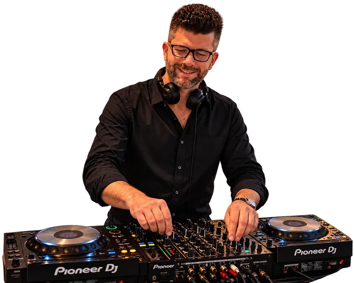 Marcello, euer Hochzeits-DJ, am Mischpult