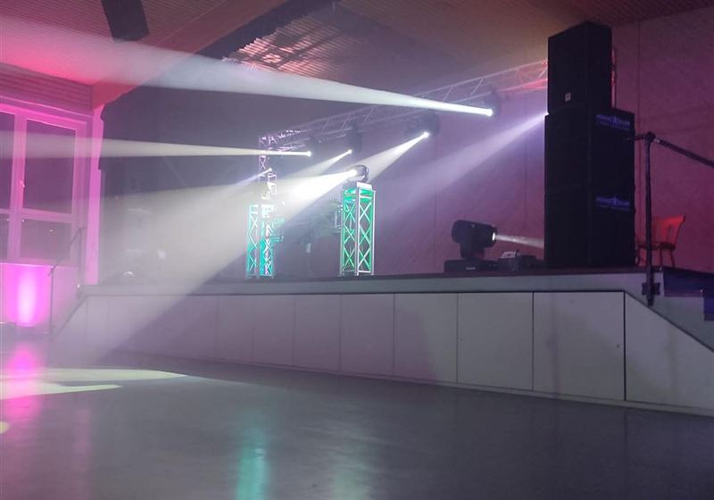 Lichtshow mit Scheinwerfern im Saal
